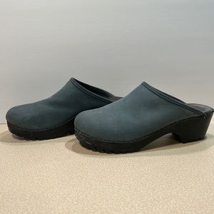 Eddie Bauer blue nubuck sueded leather wooden clogs
